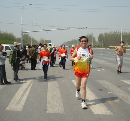 安浩云博士参加郑开国际马拉松比赛